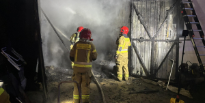 Interwencja straży pożarnej w Popławcach. Pożar garażu przy budynku mieszkalnym