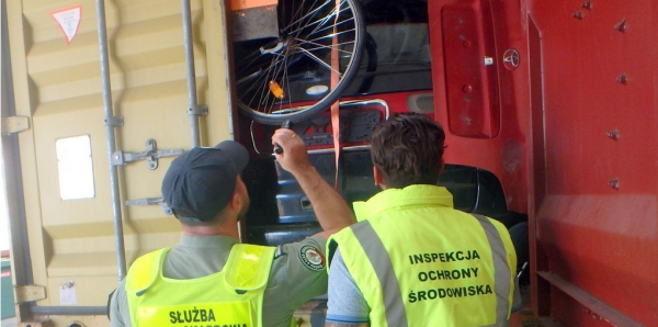 KAS zatrzymała transporty niebezpiecznych odpad&oacute;w motoryzacyjnych
