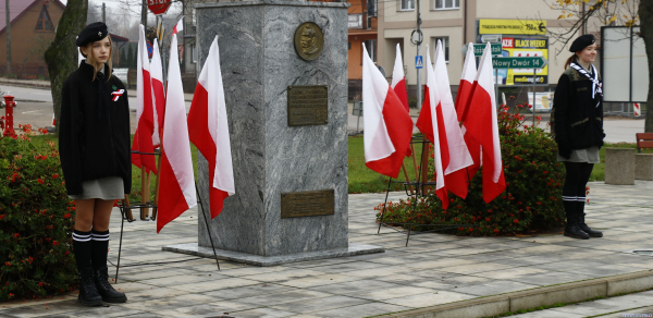 Dąbrowa Białostocka: Delegacje złożyły kwiaty pod pomnikiem marszałka J&oacute;zefa Piłsudskiego [Film i Zdjęcia]