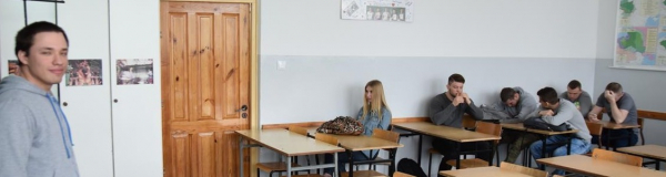 Absolwent wr&oacute;cił w szkolne mury [Zdjęcia]