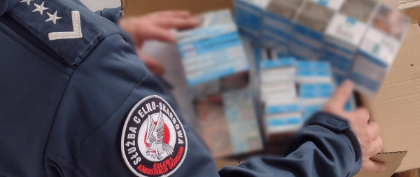 Podlascy celnicy przechwycili ponad 1100 paczek papieros&oacute;w w ukrytym schowku forda