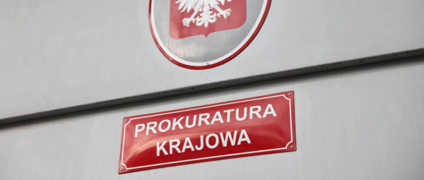 19 os&oacute;b stanie przed sądem pod zarzutem wyłudzenia 21 mln zł VAT