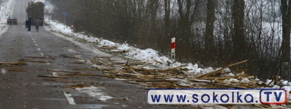 NA SYGNALE: O włos od tragedii. Ładunek drewna wypadł na jezdnie [Zdjęcia]