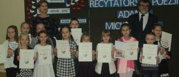 Uczniowie recytowali poezję Adama Mickiewicza [Zdjęcia]