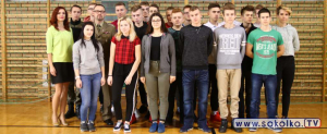 Młodzież z dąbrowskiego ogólniaka spotkała się z chor. Mikołajem Błogosławskim [Zdjęcia]