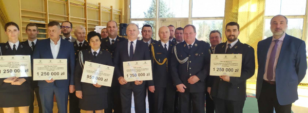 Wręczono promesy na zakup samochod&oacute;w ratowniczo - gaśniczych jednostkom OSP [Zdjęcia]