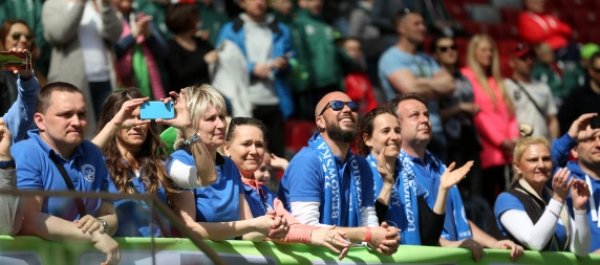 Rodzic &ndash; pierwszy kibic małego sportowca. Jak skutecznie wspierać dziecko na boisku? [Zdjęcia]