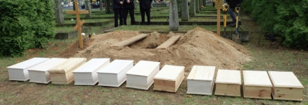 W czterech leśnych mogiłach znaleziono 26 os&oacute;b [Zdjęcia]