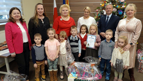 Wręczenie nagr&oacute;d za najładniej udekorowaną choinkę [Zdjęcia]