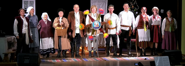Zesp&oacute;ł Regionalny &bdquo;Lipsk&rdquo; zaprezentował jak wyglądało tradycyjne kolędowanie [Film]