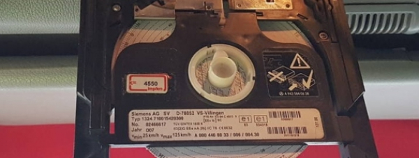 Przewoził ciężar&oacute;wką eter i manipulował przy tachografie [Zdjęcia]
