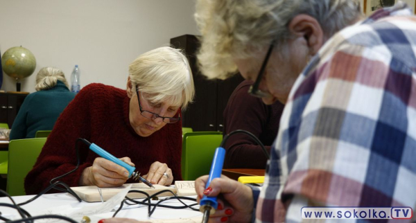 Kreatywni seniorzy w świątecznym klimacie &ndash; warsztaty pirografii w Dąbrowie Białostockiej