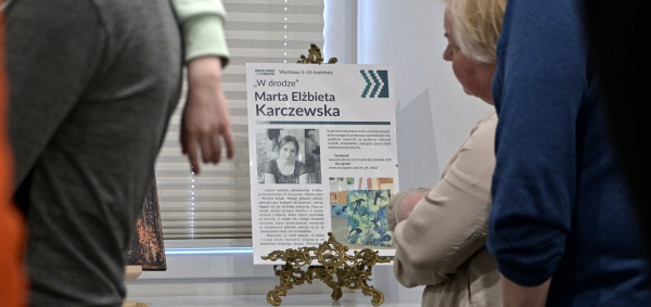 „W drodze” do malarskiego świata Marty Elżbiety Karczewskiej – wystawa [Zdjęcia]
