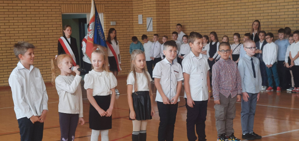 Pasowanie uczni&oacute;w z Dąbrowy Białostockiej [Zdjęcia]