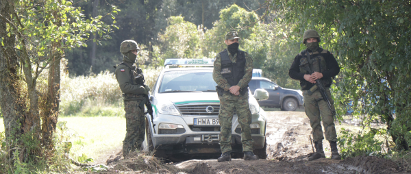 Wczoraj policjanci zatrzymali 7 mężczyzn, kt&oacute;rzy przewozili osoby nielegalnie przebywające na terenie Polski.