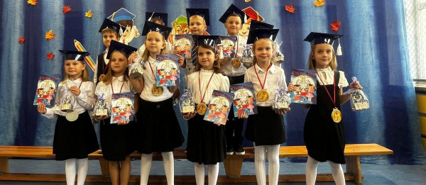  Uroczyste pasowanie na ucznia pierwszoklasist&oacute;w w Starej Rozedrance