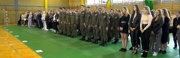 &bdquo;Witaj Szkoło&rdquo; uczniowie dąbrowskiego Zespołu Szk&oacute;ł powitali rok szkolny 2021-2022 [Film]