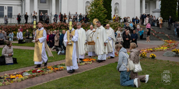 &bdquo;Panie, przywr&oacute;ć nam wiarę&rdquo; &ndash; wyjątkowa modlitwa pod gołym niebem w 18. rocznicę Cudu Eucharystycznego w Sok&oacute;łce.
