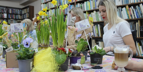 Wiosenne warsztaty kompozycji kwiatowych w Bibliotece Publicznej im. Wisławy Szymborskiej w Sok&oacute;łce [Zdjecia]