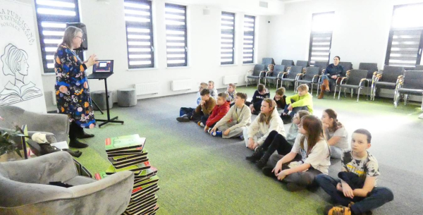 Lekcja z Ludwikiem w sokólskiej bibliotece