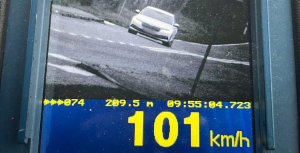 Pędzili ponad 100 km/h w terenie zabudowanym. Policja odebrała im uprawnienia