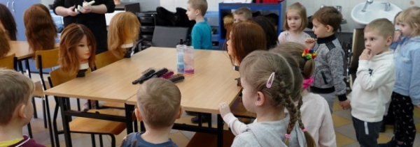 Przedszkolaki przeszły "kurs" fryzjerski! [Zdjęcia]