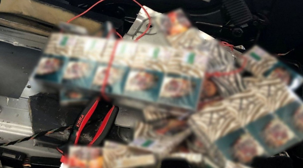 Pr&oacute;ba przemytu papieros&oacute;w w skrytkach w samochodzie