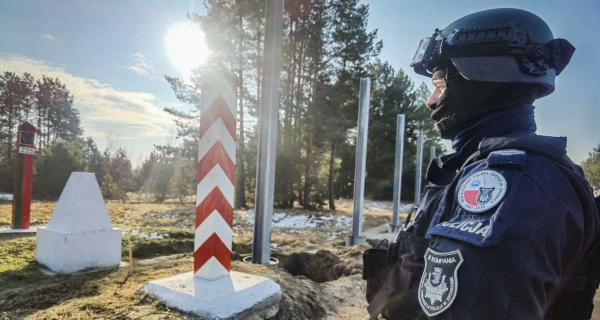 Budowa zapory pod czujnym okiem policjant&oacute;w [Zdjęcia]