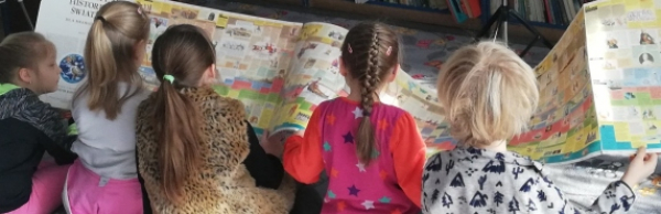 Pajacyki z "czw&oacute;rki" w bibliotece [Zdjecia]