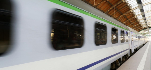 PLK SA wspiera świąteczne podr&oacute;że &ndash; kolej gotowa, by pom&oacute;c dojechać do bliskich