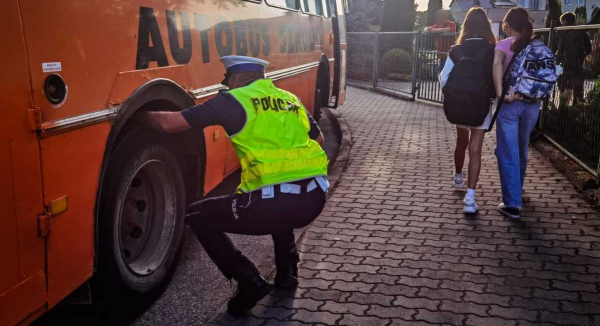 Kontrola autobus&oacute;w szkolnych w ramach "Bezpiecznej drogi do szkoły" [Zdjęcia]