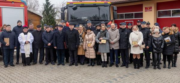 Przekazanie samochodu ratowniczo &ndash; gaśniczego jednostce Ochotniczej Straży Pożarnej w Janowie [Zdjęcia]