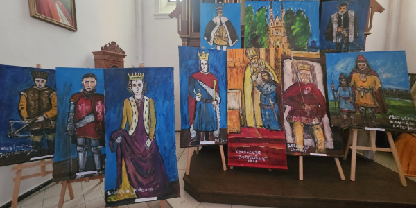 Niecodzienna wystawa obraz&oacute;w przedstawiających historię Polski do obejrzenia w korycińskim kościele.