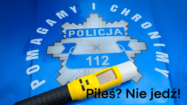Policjant na wolnym zatrzymał nietrzeźwego kierowcę, który spowodował kolizję.