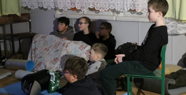 Wiecz&oacute;r Filmowy z Kołem Gospodyń Wiejskich w Popławcach: Film, Zabawa i Smaczne Przekąski [Film, Zdjęcia]