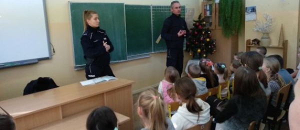 Mundurowi odwiedzili uczni&oacute;w SP w Starej Rozedrance
