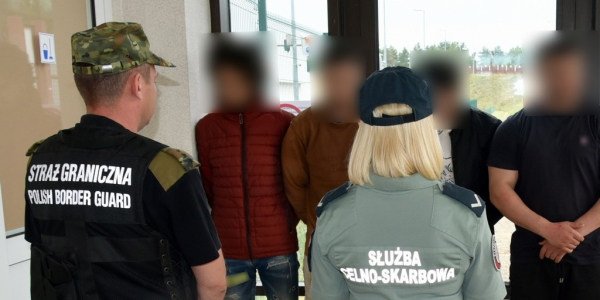 Pr&oacute;bowali nielegalnie przekroczyć granicę ukryci w pociągu towarowym [Zdjęcia]