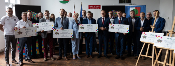 Blisko 2,5 mln zł z budżetu wojew&oacute;dztwa dla gmin, powiat&oacute;w i klub&oacute;w sportowych z p&oacute;łnocy regionu [Zdjęcia]