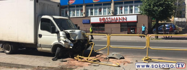 NA SYGNALE: Ciężar&oacute;wka taranuje barierki