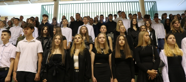 Uczniowie sok&oacute;lskiego liceum rozpoczęli rok szkolny 2024/2025 [Film, Zdjęcia]