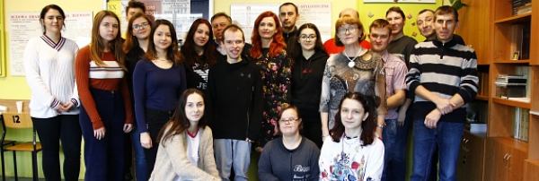 Kolorowe motyle zagościły na ścianie pracowni w dąbrowskim Zespole Szk&oacute;ł [Film i Zdjęcia]