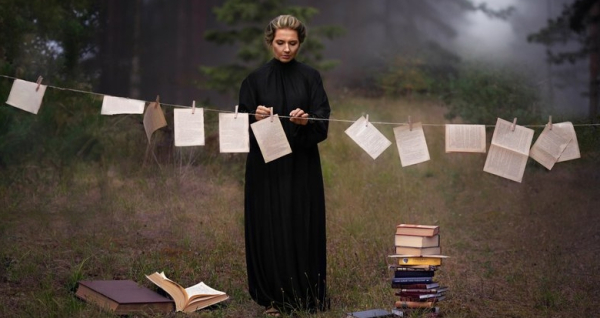 „Jedna kobieta, wiele historii” – wystawa fotografii Agnieszki Nowik w Bibliotece Publicznej w Sokółce
