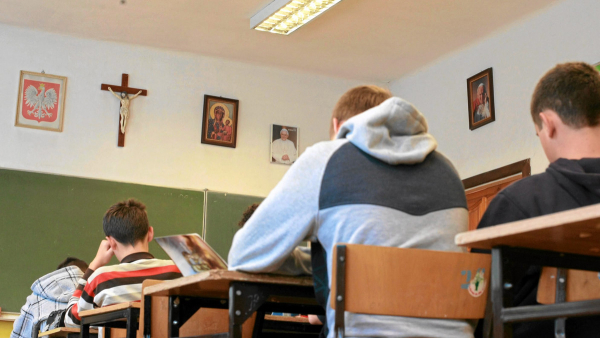 Min. Nowacka: lekcje religii należy ograniczyć do jednej w tygodniu