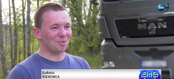 Stanęli w korku, przez okno wyrzucili śmieci. Zareagował kierowca ciężar&oacute;wki [Film]