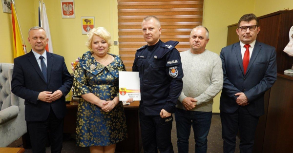 Burmistrz Sok&oacute;łki Przekazała 20 Tysięcy Złotych dla Komendy Powiatowej Policji [Zdjęcia]