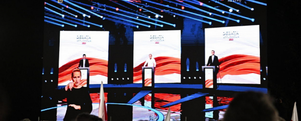 Debata w TVP gł&oacute;wnie między M. Morawieckim i D. Tuskiem; w tle wazon od Putina i zaproszenie na debatę dla prezesa PiS