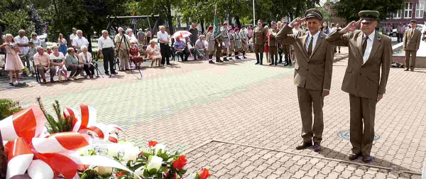 Złożenie wieńców podczas Święta Wojska Polskiego w Sokółce [Film]