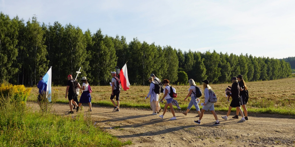 Dwunasty raz wyruszyli polnymi drogami do R&oacute;żanegostoku.
