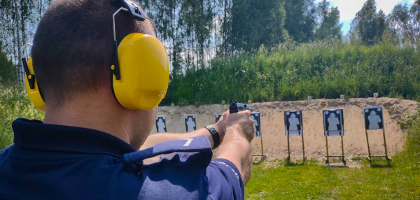 Sok&oacute;lscy policjanci doskonalili swoje umiejętności strzeleckie [Zdjęcia]