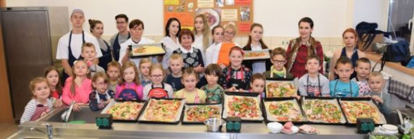 Warsztaty kulinarne dla uczni&oacute;w SP w Boguszach [Zdjęcia]